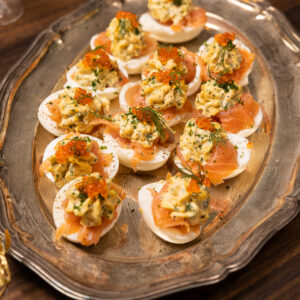 Gevuld half eitje met gerookte zalm